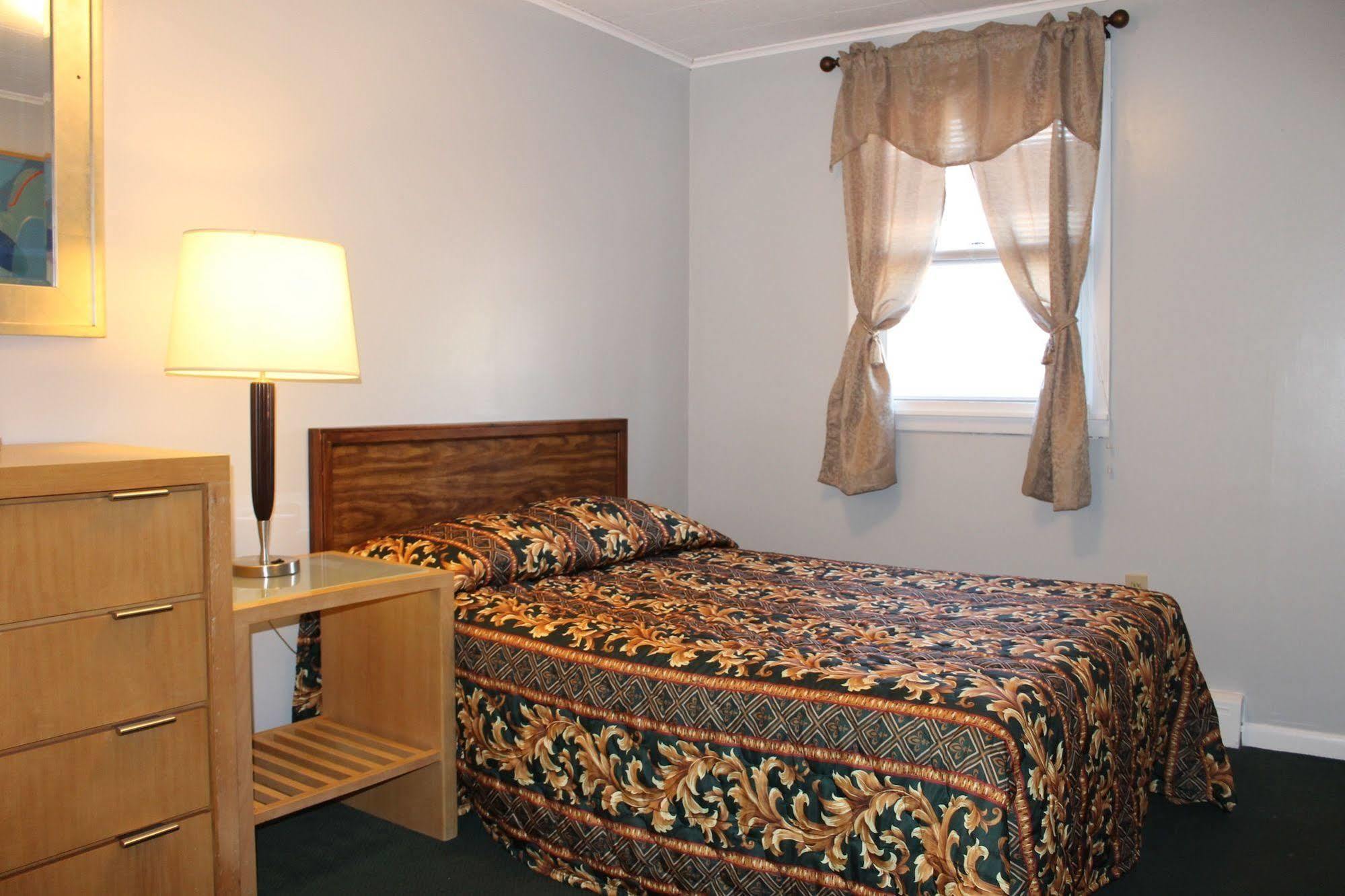Motel Montreal Lake George Exterior photo